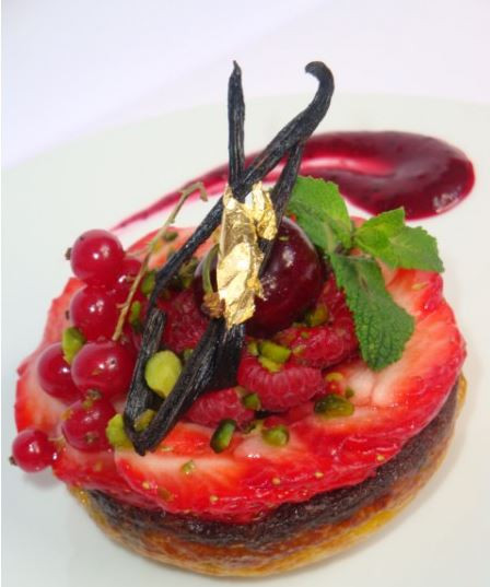 Clafoutis de figues et pistaches vertes au sirop d’Agave, Sunny Via®, sur son carpaccio de fraises et fruits rouges